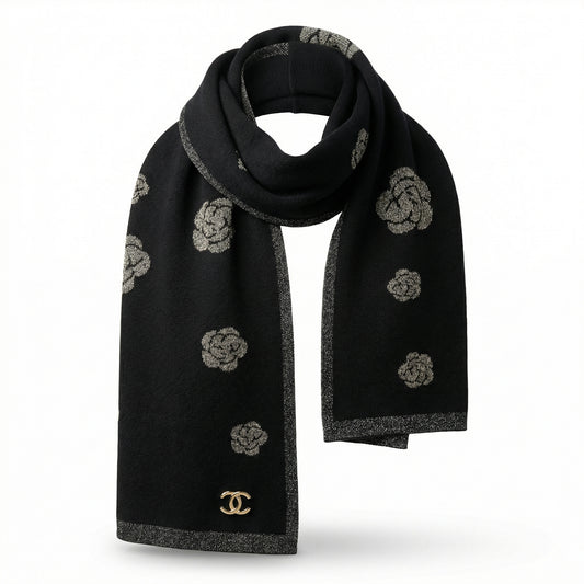 CHANEL - Écharpe en Maille Noire - Motif Camélia et Bijouterie CC